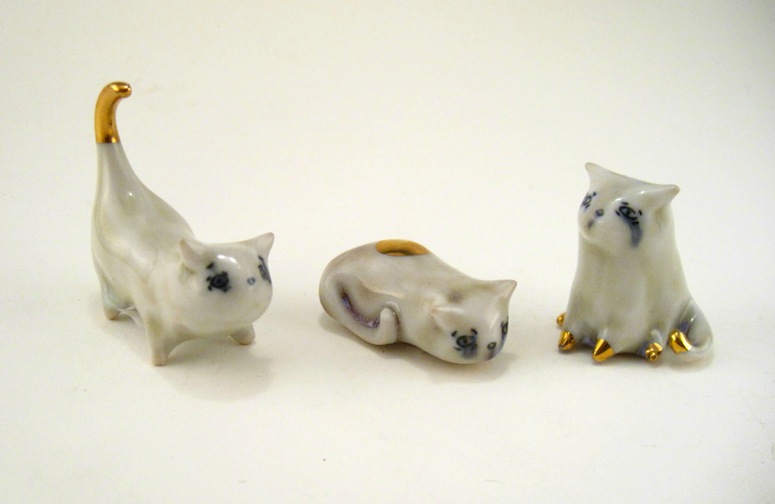 I just bought one of these adorable kitties from Silver Lining Ceramics!