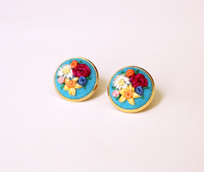 Embroidered collar pins by Baobap