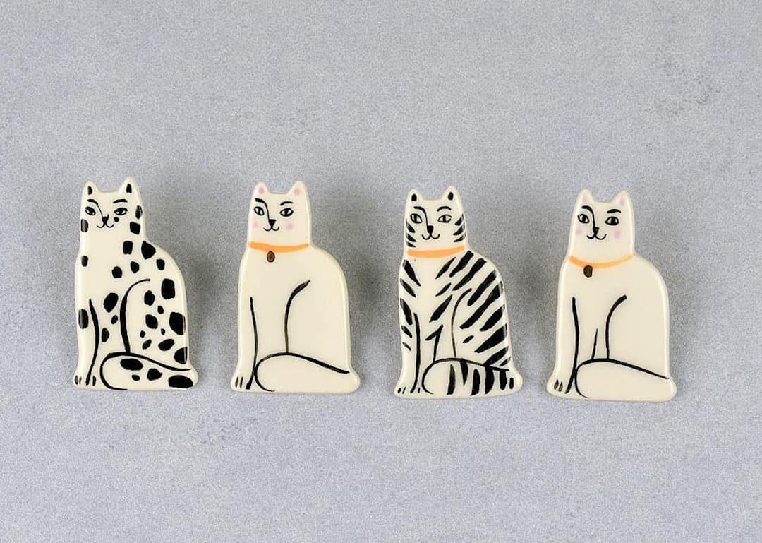 Ceramic cat brooch by Livia Coloji