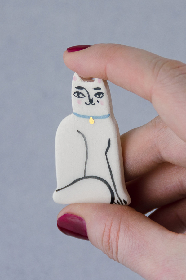 Ceramic cat brooch by Livia Coloji