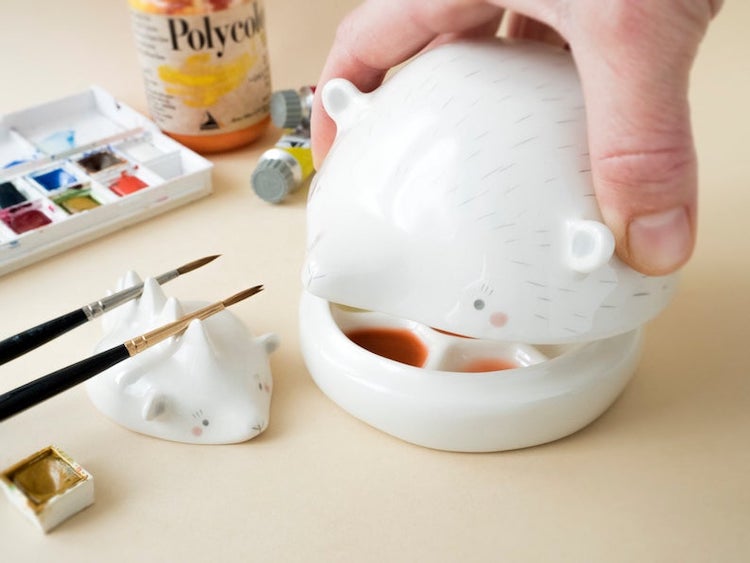 Hedgehog-shaped ceramic palette
