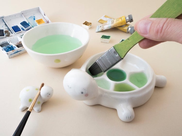 Turtle-shaped ceramic palette