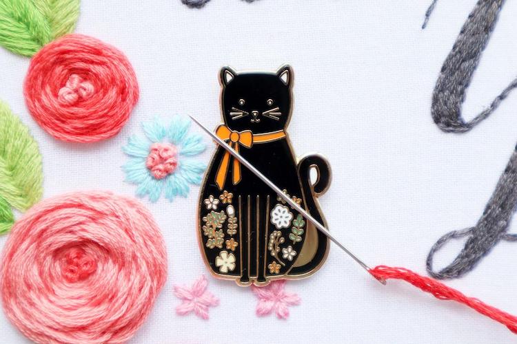 Cat needle minder