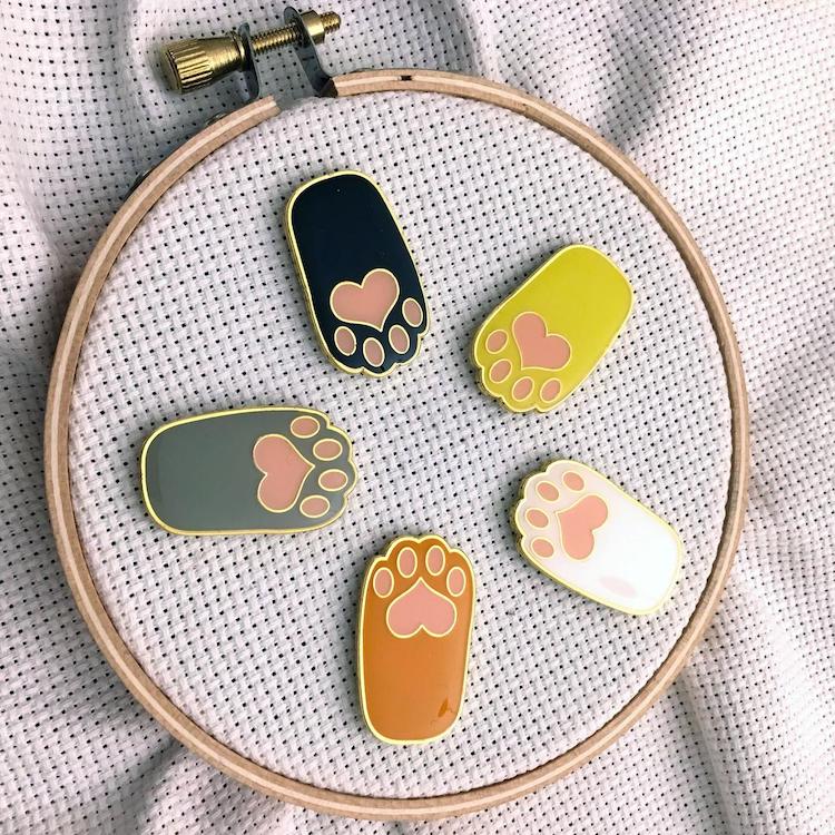 Cat paws needle minder